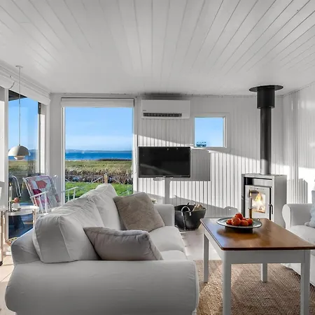 Gustav - 50m From The Sea By Interhome